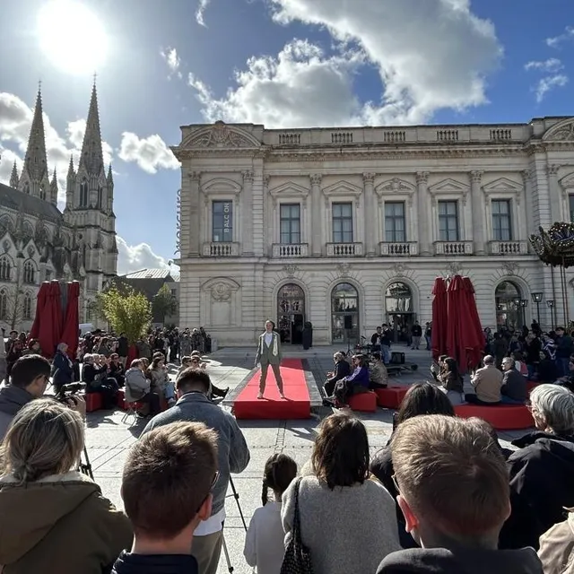 Place Travot, au cœur de Cholet, le soleil n’a pas boudé à l’heure du défilé de l’association Un tissu pour demain. Il s’est ensuite effacé. Ouest-France photo place travot, au cœur de cholet, le soleil n’a pas boudé à l’heure du défilé de l’association un tissu pour demain. il s’est ensuite effacé. © ouest-france