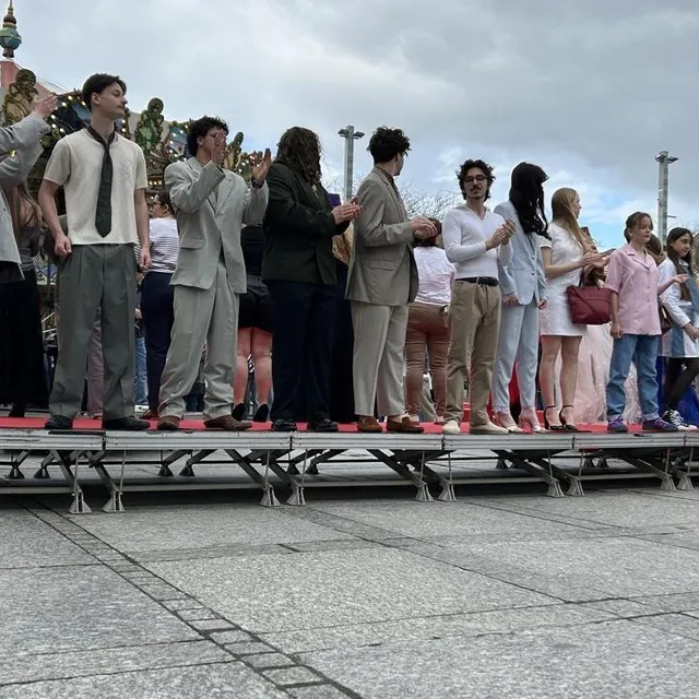 Réunis sur l’estrade pour la clôture, la trentaine de mannequins amateurs sollicités par l’association Un tissu pour demain n’ont pas manqué de saluer les organisateurs et autres participants. Ouest-France photo réunis sur l’estrade pour la clôture, la trentaine de mannequins amateurs sollicités par l’association un tissu pour demain n’ont pas manqué de saluer les organisateurs et autres participants. © ouest-france
