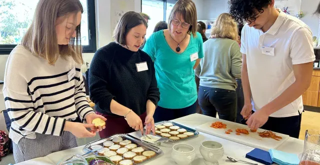 photo  angers, mardi 24 mars. mouhib (à droite), audrey (au centre) et d’autres étudiants ont pu échanger avec des professionnels en toute décontraction.  &copy;  co – chloé bossard 