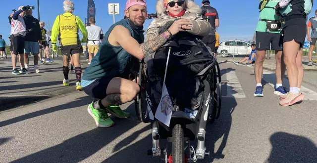 photo  romain adelinet a poussé sa fille handicapée élise durant toute la course alençon - la croix médavy qu’il a parcouru en 1 h 30.  &copy;  ouest-france 
