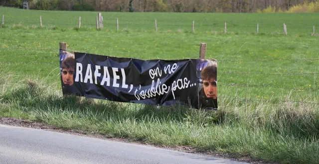 photo  en 2025, la nuit du vendredi 28 au samedi 29 mars, un adolescent, rafael, avait été mortellement percuté par un véhicule près de caen (calvados). un an après, ses proches ont posé une banderole à sa mémoire, sur cette portion en ligne droite de la route d147, entre éterville et feuguerolles-bully, au sud de caen, non loin de la maison familiale rurale de maltot.  &copy;  ouest-france 