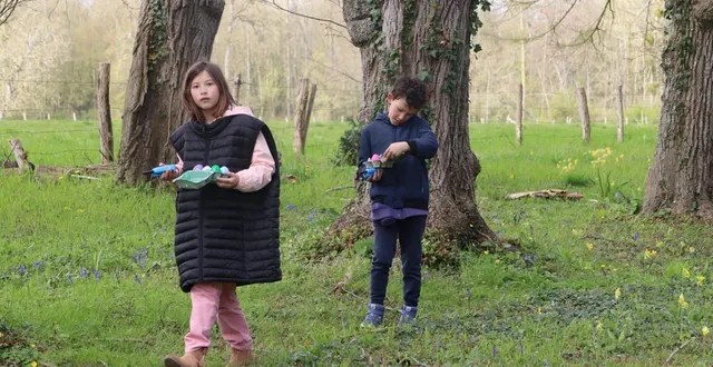 photo  agathe et samuel, venus de montbizot, s’étaient équipés de talkies-walkies pour échanger des lieux de cache où se trouvaient les œufs de couleur.  &copy;  ouest-france 