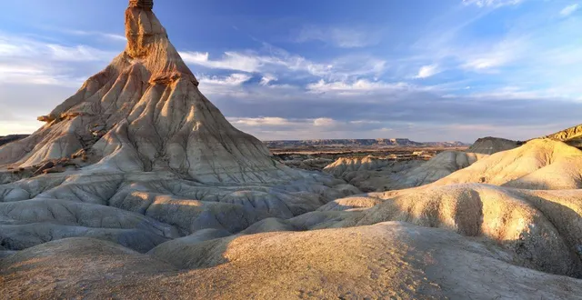 photo  les bardenas reales sont une zone semi-désertique située au nord de l’espagne à seulement 70 km des pyrénées. la cheminée de fée du castildetierra est emblématique de cette région.  &copy;  istock - tramont_ana 