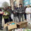 photo  les élèves du collège françois-truffaut ont remis au responsable des restos du cœur (à gauche) les 85 kg de produits collectés. 