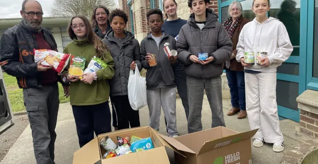 photo  les élèves du collège françois-truffaut ont remis au responsable des restos du cœur (à gauche) les 85 kg de produits collectés.  &copy;  ouest-france 