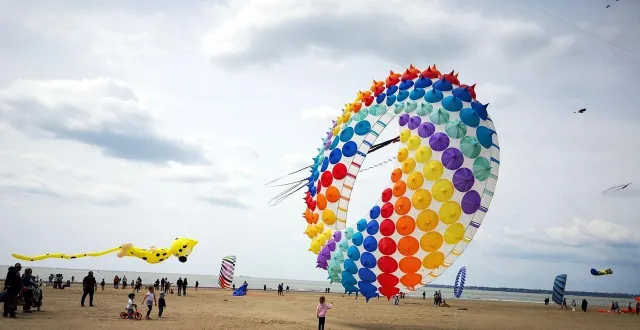 photo  les cerfs-volants méga-bols seront de la partie sur la plage de châtelaillon.  &copy;  archives presse océan 