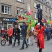photo  la maison des jeunes et de la culture (mjc) de flers (orne) a défilé avec le cirque tempo dans le centre-ville avec leur dragon réalisé par leurs soins avec des matériaux recyclés à l’occasion du carnaval de flers, dimanche 29 mars 2026. 