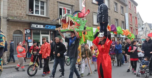 photo  la maison des jeunes et de la culture (mjc) de flers (orne) a défilé avec le cirque tempo dans le centre-ville avec leur dragon réalisé par leurs soins avec des matériaux recyclés à l’occasion du carnaval de flers, dimanche 29 mars 2026.  &copy;  ouest-france 