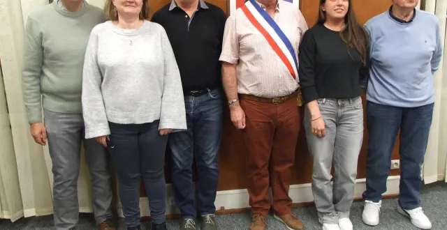 photo  yves daguenet, le nouveau maire de bouloire (sarthe) et ses cinq adjoints.  &copy;  ouest-france 