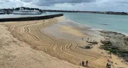 Info insolite  l’œuvre sur le thème des lignes plage du môle a fini par être effacée par la marée montante. 