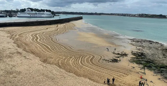 photo  l’œuvre sur le thème des lignes plage du môle a fini par être effacée par la marée montante.  &copy;  ouest-france. 