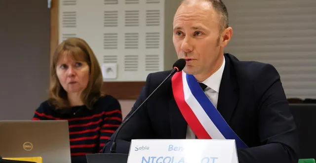 photo  benoît nicolardot, le nouveau maire de sablé-sur-sarthe, lors du conseil municipal d’installation, vendredi 27 mars 2026.  &copy;  ouest-france 