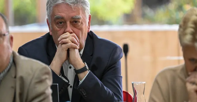 photo  cholet, dimanche 29 mars. gilles bourdouleix s’est assis sur les bancs de l’opposition. une première dans sa longue carrière politique.  &copy;  co - laurent combet 