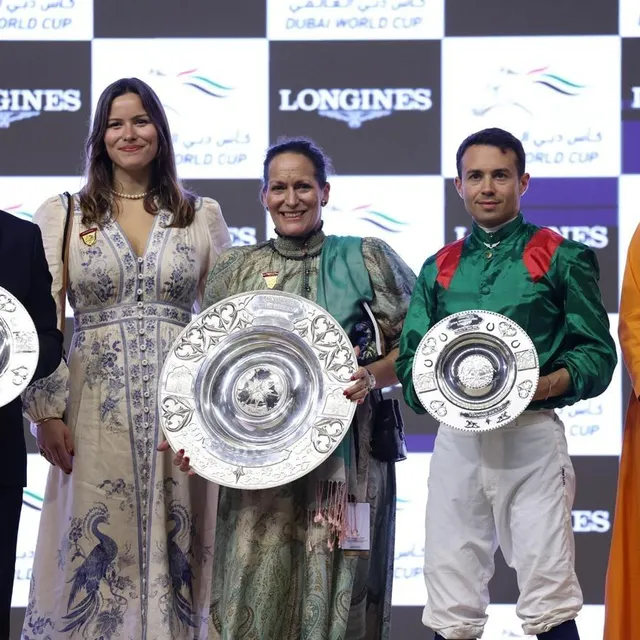 La princesse Zahra Aga Khan (au centre) entourée de sa fille Sara Boyden, de l’entraîneur Francis-Henri Graffard et du jockey Mickaël Barzalona. REUTERS photo la princesse zahra aga khan (au centre) entourée de sa fille sara boyden, de l’entraîneur francis-henri graffard et du jockey mickaël barzalona. © reuters