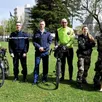 photo  À leur arrivée à mérignac, après 600 km parcourus en 45 h 30 pour les chiens retraités de la gendarmerie. de gauche à droite : l’adjudant frédéric dutheil, le général tony mouchet, le général christophe baudry, le gendarme jérémie bailly, l’adjudante amandine faivre, le gendarme lucas gelle et son chien de gendarmerie u2. 