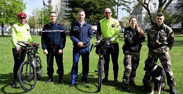 photo  à leur arrivée à mérignac, après 600 km parcourus en 45 h 30 pour les chiens retraités de la gendarmerie. de gauche à droite : l’adjudant frédéric dutheil, le général tony mouchet, le général christophe baudry, le gendarme jérémie bailly, l’adjudante amandine faivre, le gendarme lucas gelle et son chien de gendarmerie u2.  &copy;  ouest-france 