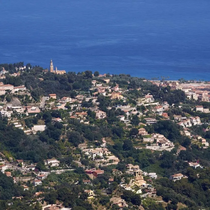 Féminicide à Menton : une femme retrouvée morte chez elle, son compagnon suspecté  (Ouest-France)