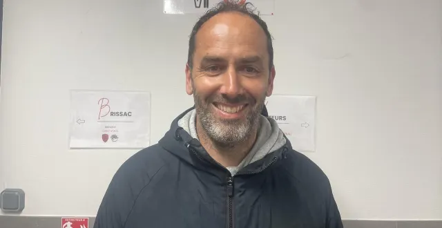 photo  guenael menant, entraîneur de segré, fier de ses joueurs après une large victoire.  &copy;  ouest-france 