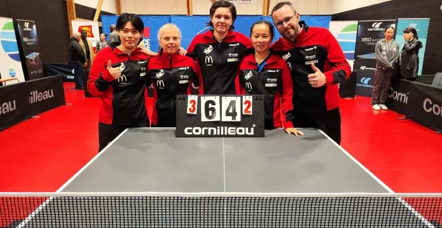 photo  le mans (kotomi omoda, élodie nivelle, alexia nodin, li samson avec leur coach, jérôme surand) ont gagné les deux rencontres.  &copy;  le mans sarthe tt 
