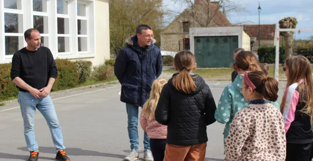 photo  sébastien trehet, président du comité d’animation, et pascal vauloup, le maire, accueillent la vingtaine d’enfants venus pour la chasse aux œufs.  &copy;  ouest-france 