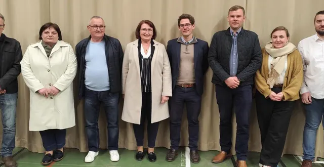 photo  frédéric haghebaert, premier adjoint ; irène folliot, deuxième adjointe ; dominique anquetil, troisième adjoint, claire lucas,quatrième adjointe ; jean-edouard gueugnon, maire ; maxime achard, cinquième adjoint ; barbara lepaon, sixième adjointe et aurélien boulay, septième adjoint.  &copy;  ouest-france 