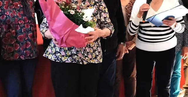 photo  une composition a été remise à juliette ferron pour ses 11 ans de présidence au club des lys d’or. à droite, la nouvelle présidente annick elye.  &copy;  co 