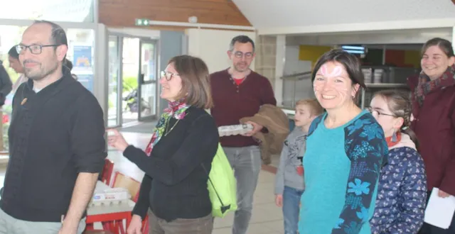 photo  l’association familles rurales, associée à celle des parents d’élèves de l’école publique, proposait samedi une chasse aux œufs à la pouëze, commune d’erdre-en-anjou, en famille. et pour gagner le droit de manger du chocolat, parents et enfants devaient passer par quelques épreuves. amandine gasté, salariée de familles rurales, explique : « le but est de participer à des ateliers d’adresse, sensoriels et autres pour remporter des bons points. avec huit, l’enfant repart avec ses gourmandises ». marceau, 8 ans, était ravi : « c’est trop bien, en plus de jouer on gagne des chocolats ».  &copy;  co 