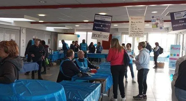 photo  dimanche, lors de leur inscription, les participants à la randonnée au profit de la ligue contre le cancer, ont pu s’arrêter et s’informer aux divers stands mis à leur disposition.  &copy;  co 