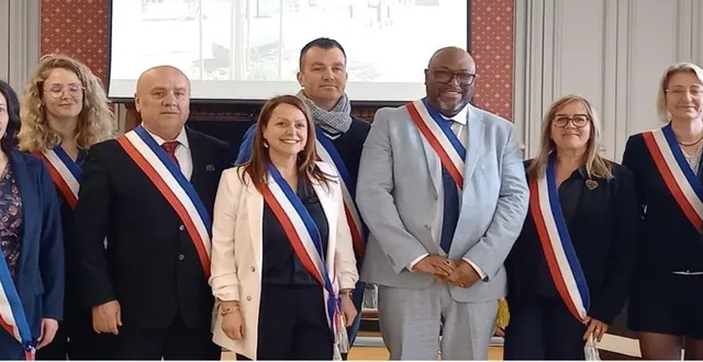 photo  le maire lamine naham entouré de ses neuf adjoints. de gauche à droite : hachim lakssibi, aurélie haugmard, élise lacosse, izzet albayrak, magali heurtin, nicolas chauvet, lamine naham, véronique pineau, cindy delanoë, et sébastien boussion.  &copy;  ouest-france 