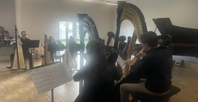 photo  le cycle 2 de la classe de harpe d’isabelle formet, professeure de harpe à l’école de musique de l’anjou bleu, en mini-concert.  &copy;  ouest-france. 