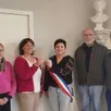 photo  passation des clés de la mairie entre noémie pauly-moreau, ancienne maire déléguée, et élodie tessier, la nouvelle édile. 