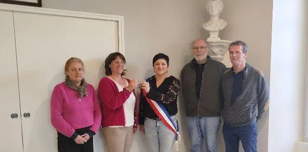 photo  passation des clés de la mairie entre noémie pauly-moreau, ancienne maire déléguée, et élodie tessier, la nouvelle édile.  &copy;  ouest-france 