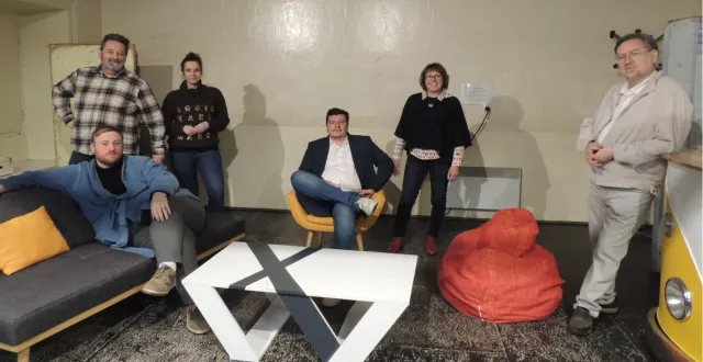 photo  les six acteurs en répétition dans la salle de théâtre jean rostand  &copy;  ouest-france 