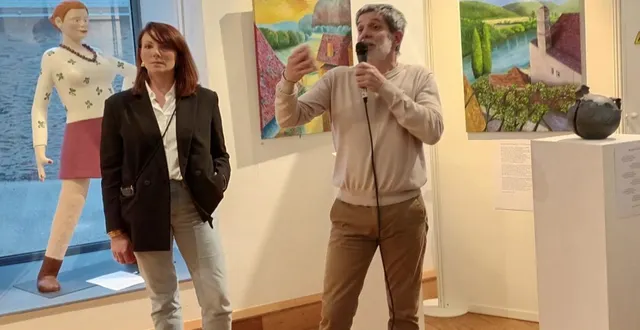 photo  aux côtés d’astrid erb, patrick viaud invitait, vendredi, à découvrir le talent des artistes à la grange dimière jusqu’au dimanche 5 avril.  &copy;  ouest-france 