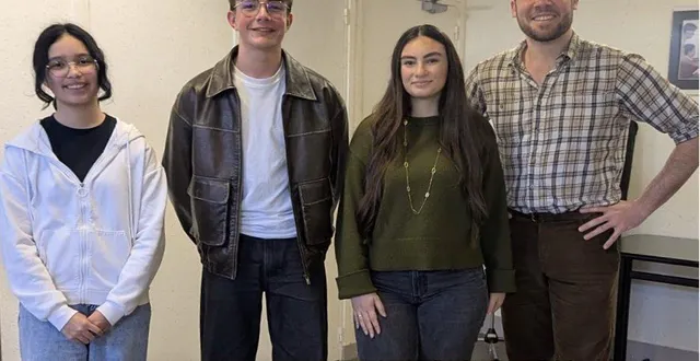 photo  lucas taïeb avec trois de ses élèves participant au spectacle d’improvisation.  &copy;  ouest-france 