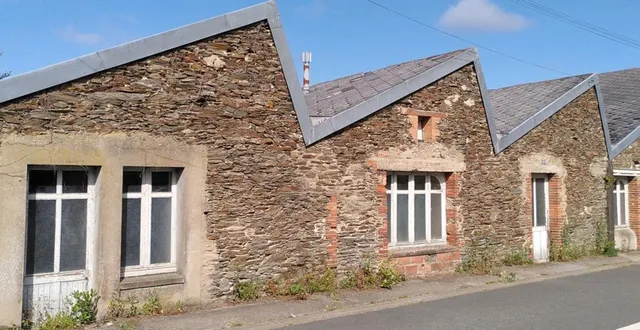 photo  éclem veut conserver le patrimoine architectural des anciens ateliers municipaux gestois, comme ses toits en shed, ses briquettes rouges...  &copy;  éclem 