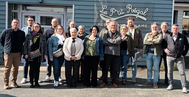 photo  le nouveau conseil réuni devant le restaurant scolaire lors de visite des locaux à la charge de la municipalité.  &copy;  ouest-france 