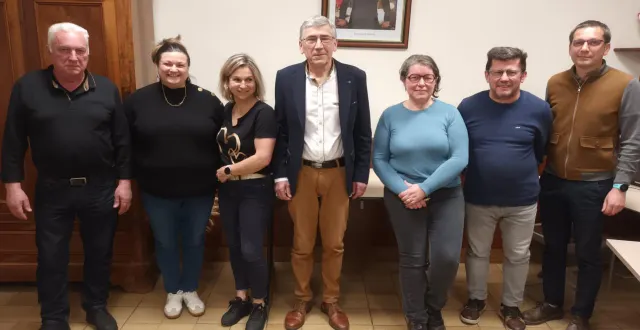 photo  le bureau municipal : jean-luc martineau, céline estevao, clarisse bellardant, gérard lambert, paméla gaudree, didier martin et jean-charles plessis.  &copy;  ouest-france. 