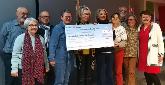 photo  les représentants de l’association toc’troc ont remis un chèque de 1 720 € à l’association groupe mali arnage.  &copy;  ouest-france 