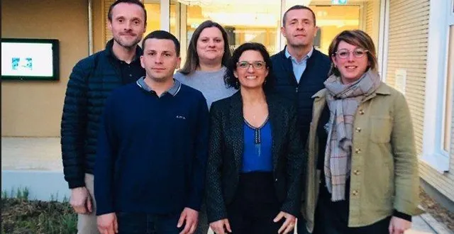 photo  la maire (au centre) donatienne vavasseur, accompagnée du premier adjoint (à sa droite), nicolas foucault, de la deuxième adjointe, emeline blin (à droite de la photo), troisième adjoint, yann girault (arrière-plan à droite) ; quatrième adjointe, solène leguennec ; cinquième adjoint, julien bezannier.  &copy;  ouest-france 