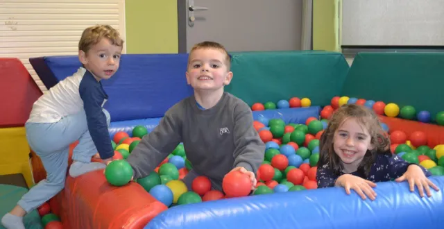 photo  les enfants ont testé avec joie la piscine de balles de la maternelle.  &copy;  le maine libre 