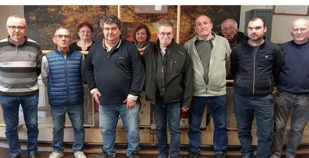 photo  le cercle de l’espérance de longué, sous la présidence de pascal caillaud, a organisé la finale du challenge du copain 2 contre 2 samedi 21 mars. commencé le 4 février, il a regroupé 32 équipes (deux forfaits). après avoir éliminé robert et micheline dutertre 10-4 en demi-finale, didier fauveau et eric pavy se sont imposés 12-5 face à andré et thomas leblé. ces derniers avaient auparavant battu alain bienvenu et michel toulon 10-8 dans l’autre demi-finale. à la suite de la finale, un repas a été organisé pour clore cette journée. la prochaine manifestation sera le challenge homme/femme qui débutera fin avril. les inscriptions sont à noter sur le tableau à la société avant le 19 avril.  &copy;  co 