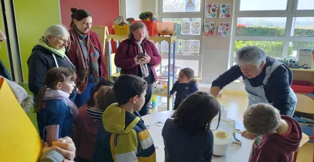 photo  la fabrication et la dégustation du beurre salé.  &copy;  co 