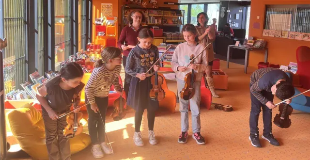 photo  valérie moinard (à gauche), avec ses cinq élèves et stéphanie, bibliothécaire qui a endossé le rôle de narratrice.  &copy;  co 
