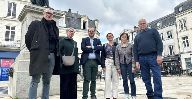 photo  l’opposition municipale composée de sept élus (absente sur la photo, delphine endrès) compte bien montrer « à la majorité et aux fléchois qu’on est présents tout de suite. »  &copy;  le maine libre 