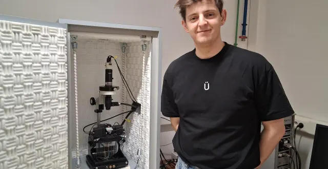 photo  le mans, mars 2026. adrien delanoë dans son laboratoire près de son microscope atomique.  &copy;  le maine libre 