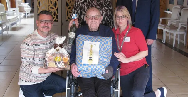 photo  pour ses 100 ans, jean thibault a été très entouré. ici à gauche à genou, frédéric trivier, directeur de l’ehpad. derrière christèle robiche, hôtelière, et à côté d’elle jean-yves lecoq, maire de mulsanne. à droite alicia papin, service animation.  &copy;  le maine libre 