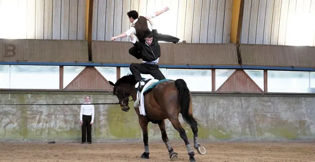 photo  saumur, mercredi 25 mars 2026. louis dumont, ici en tant que voltigeur et porteur, pratique la voltige depuis tout petit.  &copy;  co - matthieu gruaz-toussaint 