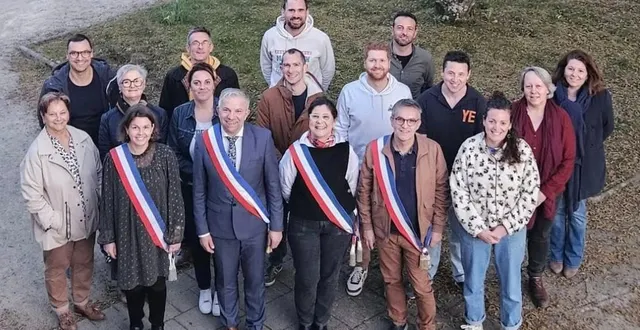 photo  les nouveaux conseillers municipaux ont élu trois adjoints aux côtés du maire, éric bourge : première adjointe, françoise rosalie (à droite du maire), deuxième adjoint, jany perrin et troisième adjointe, élodie gautier.  &copy;  ouest-france 