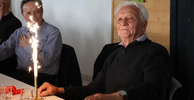 photo  ému, maurice violleau a fêté 100 ans avec les adhérents de l’amicale du château de pouancé. il a chaleureusement remercié laurent poupet, le président qui a réalisé une recherche sur un parcours de vie bien rempli.  &copy;  ouest-france. 